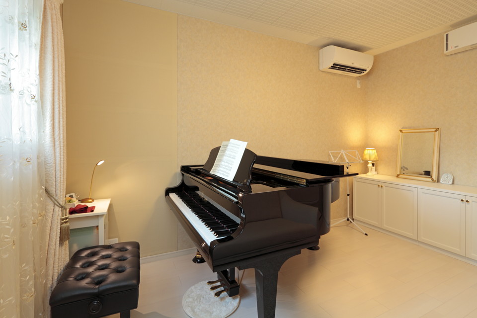 グランドピアノ専用のお部屋は防音設備が整えられ、周囲を気にせず演奏を楽しめます。柔らかいインテリアに、グランドピアノの存在感が際立ちます。