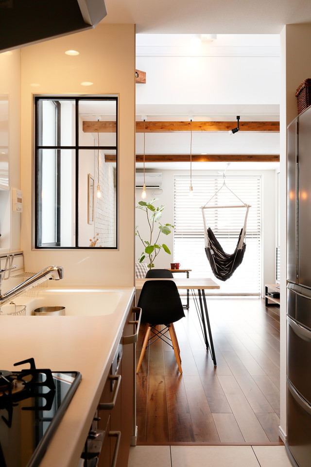 キッチンの開放感を生み出す造作窓もつくり、お部屋全体を見渡せるように。