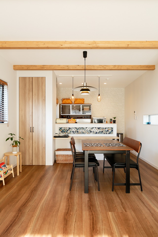 オープンキッチンは家族との会話も自然と弾みますね。小さな収納スペースも確保し、見た目はスッキリと使い勝手のいい空間に。