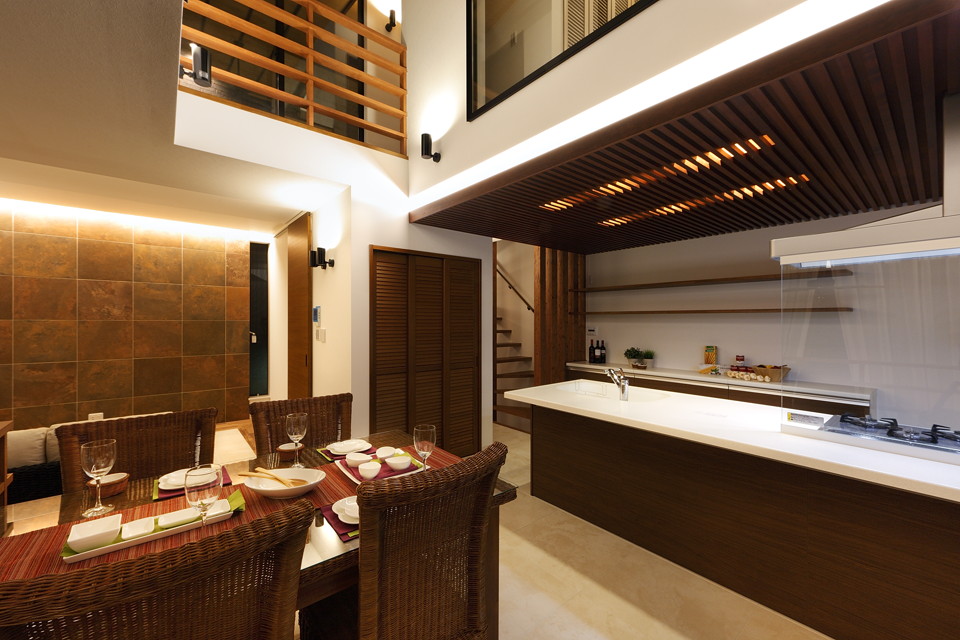 キッチンは天井にもデザインが施されて、落ち着いた大人の雰囲気が感じられます。