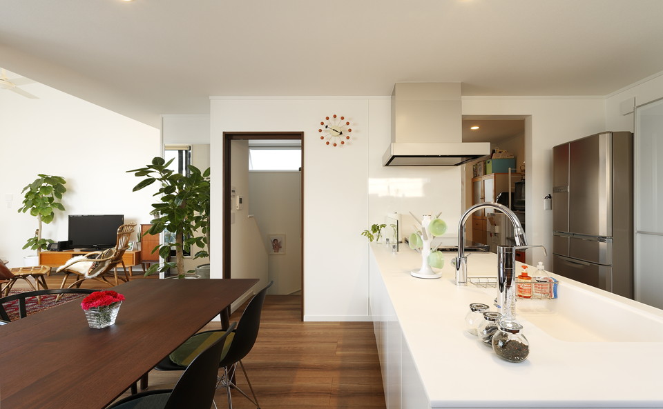 開放感のあるオープンキッチンは、爽やかで清潔感のある「白」を基調に。大型のパントリーは使い勝手も良く、何でも入れておける便利な空間。