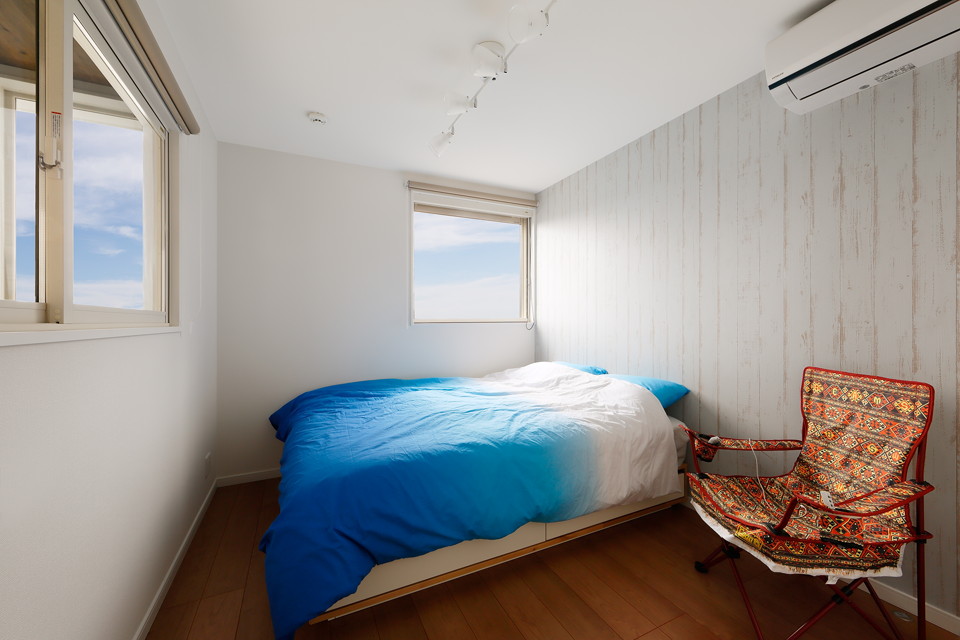 マリンテイストな寝室。海を感じることができる西海岸風な寝室が完成。