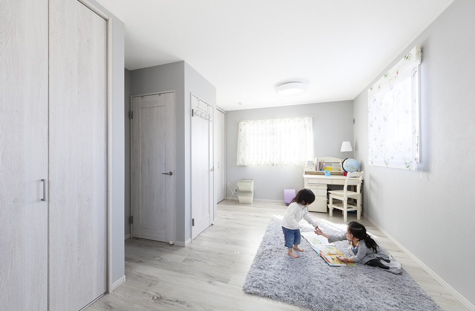 子供部屋は白をメインに使用し、明るく。将来のことも考えて、二部屋として使えるような造りに。