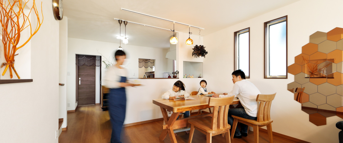 家族がダイニングでゆったり過ごしているイメージ画像