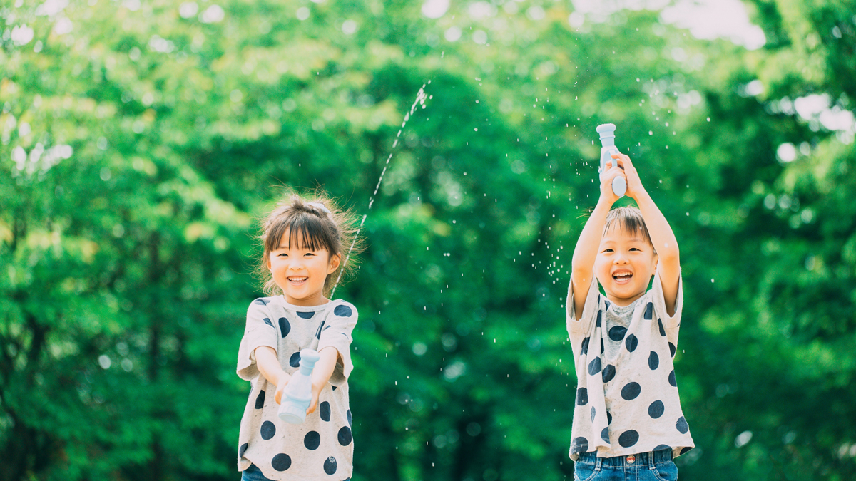 【子どもが水遊びしているイメージ画像】